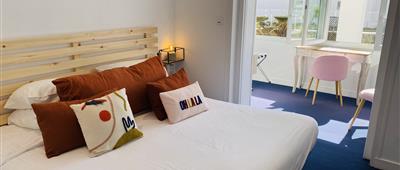 Doppelzimmer mit Poolblick und Loggia im 3-Sterne-Hotel Face aux Flots, einem charmanten Hotel mit Pool und Loungebar auf der Insel Oléron.